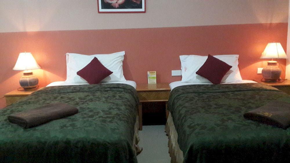 Silla Patong Hostel Екстер'єр фото