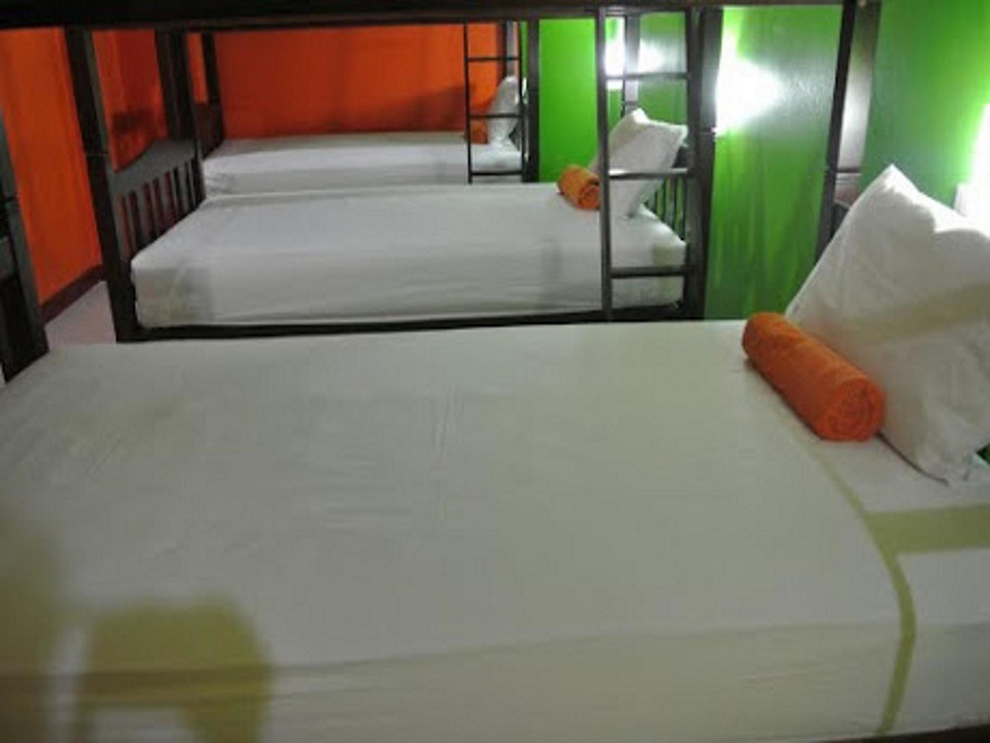 Silla Patong Hostel Екстер'єр фото