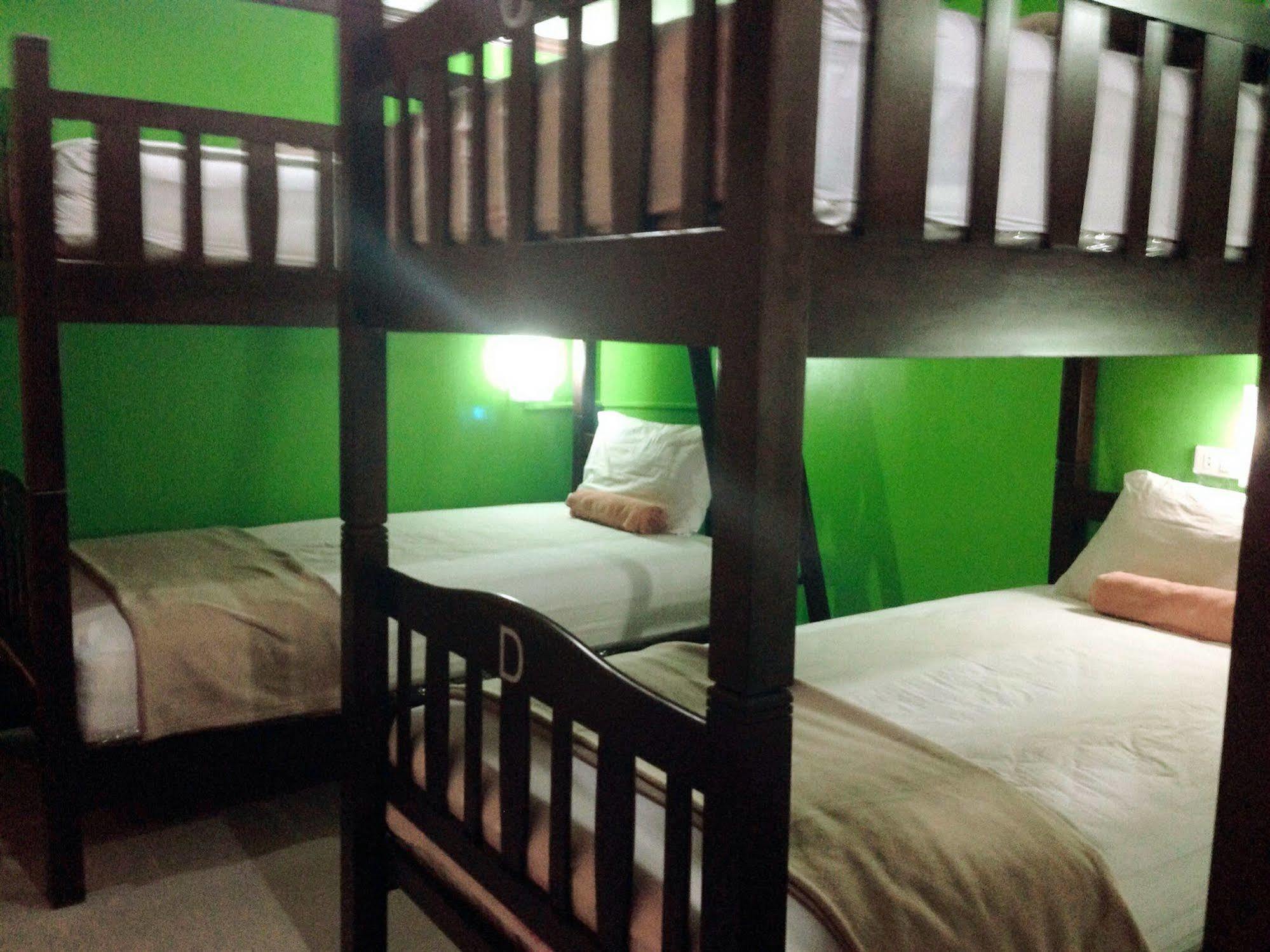 Silla Patong Hostel Екстер'єр фото