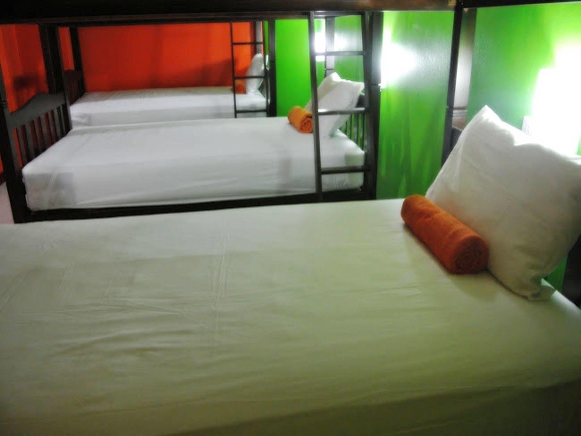 Silla Patong Hostel Екстер'єр фото