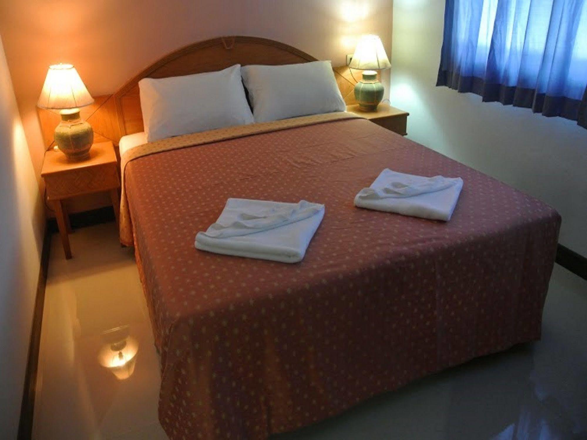 Silla Patong Hostel Екстер'єр фото