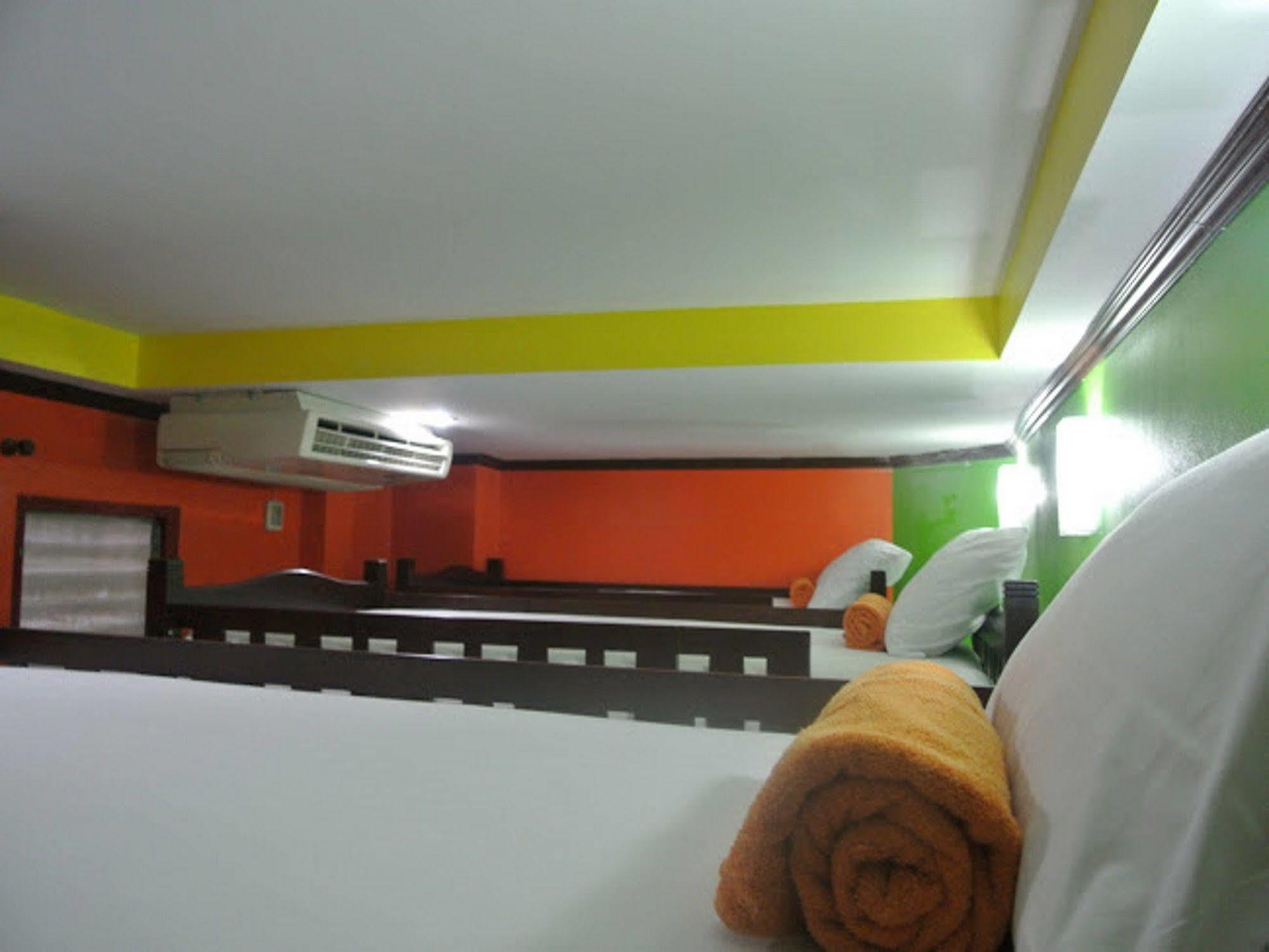 Silla Patong Hostel Екстер'єр фото