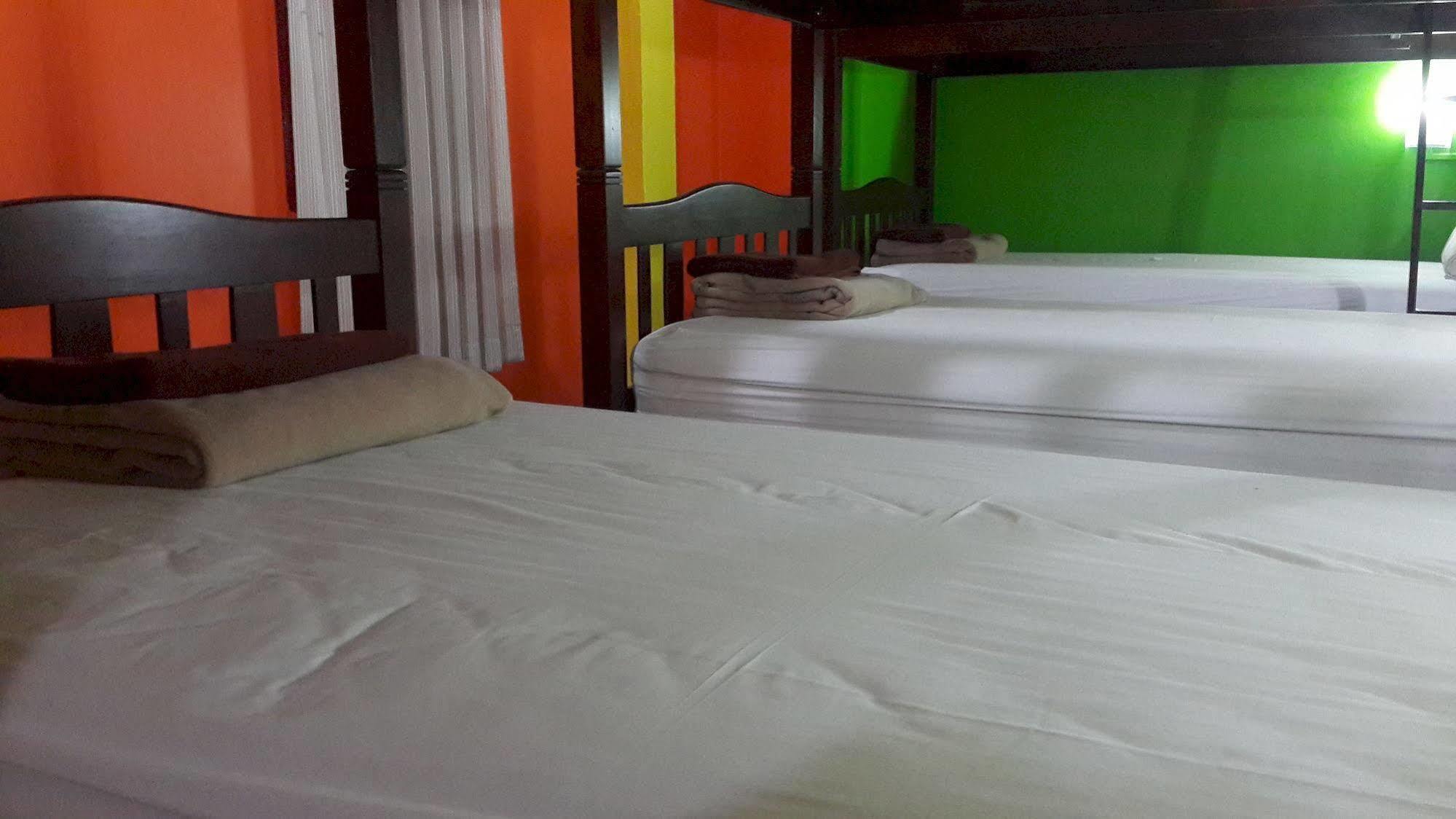 Silla Patong Hostel Екстер'єр фото