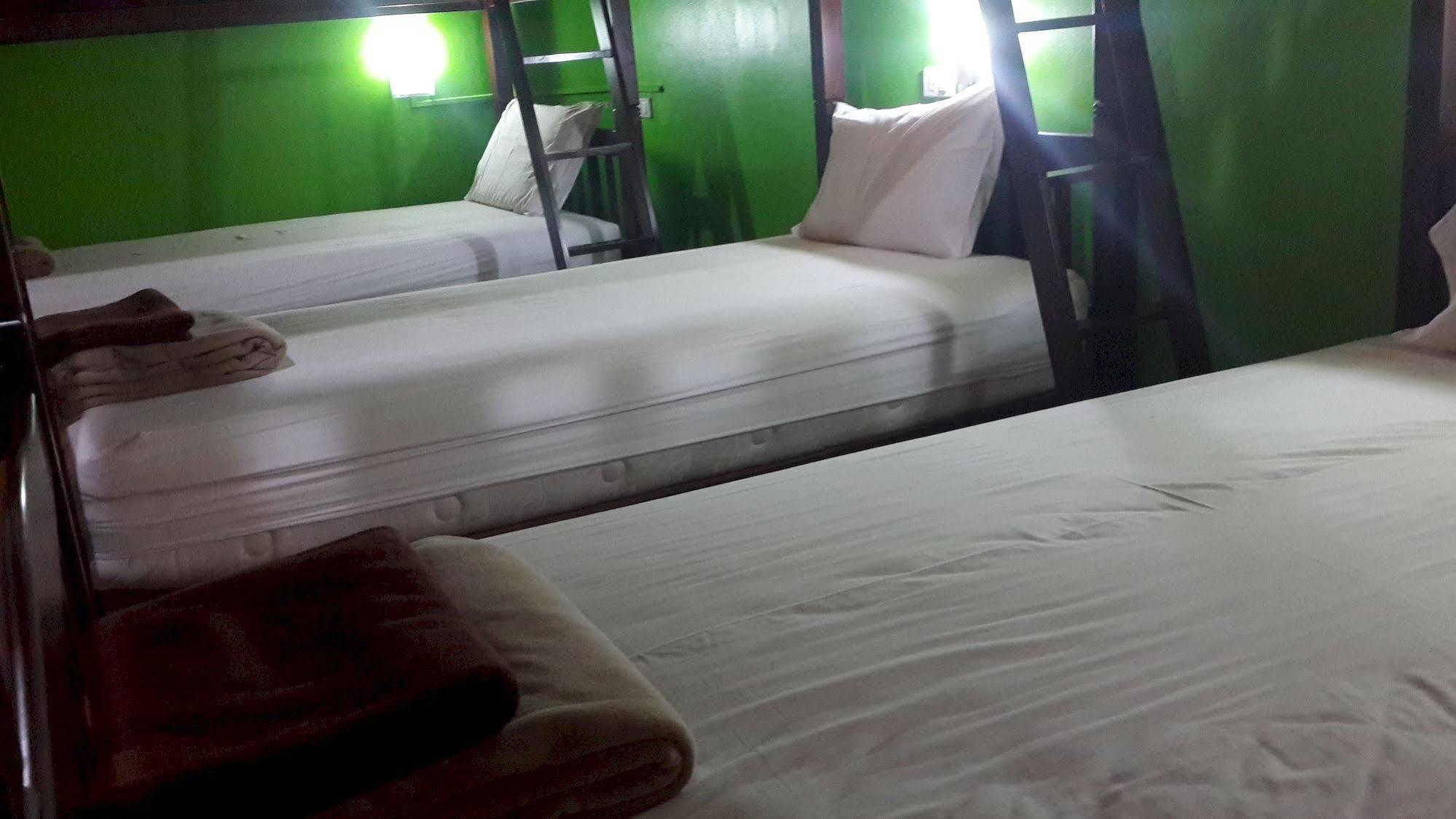 Silla Patong Hostel Екстер'єр фото